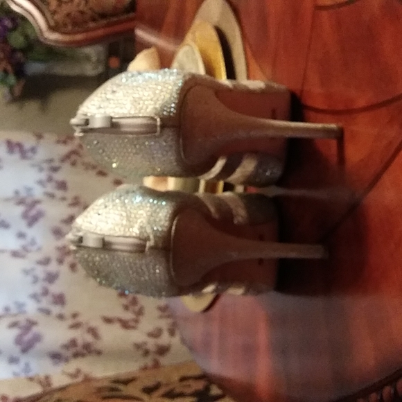 Shoes - Picture 4 of 4